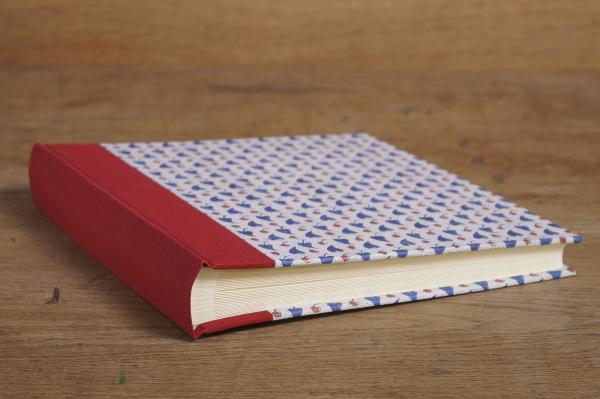 Red like love - wonderful photo album with hearts